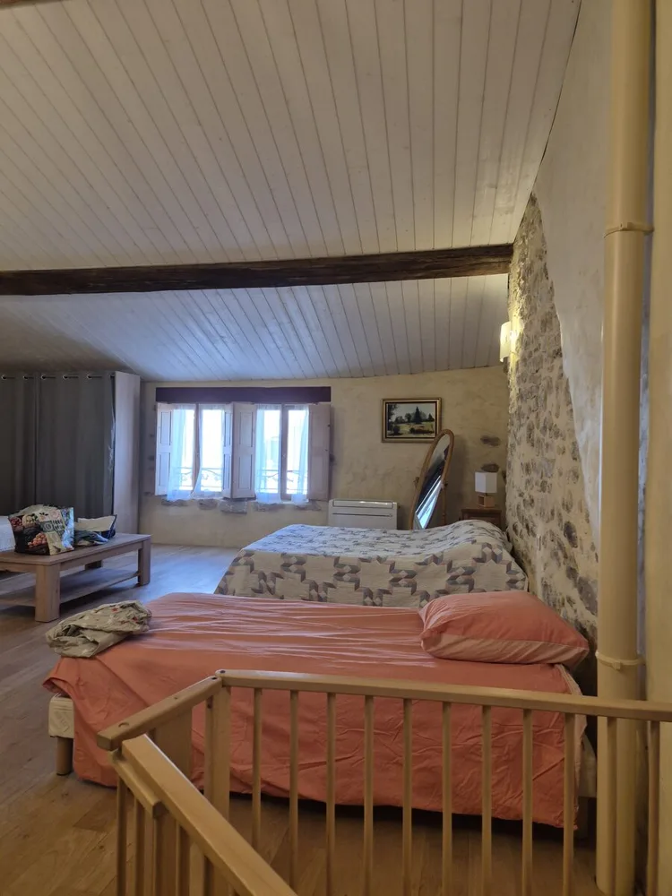 Vue de la chambre mansardée et de sa fenêtre