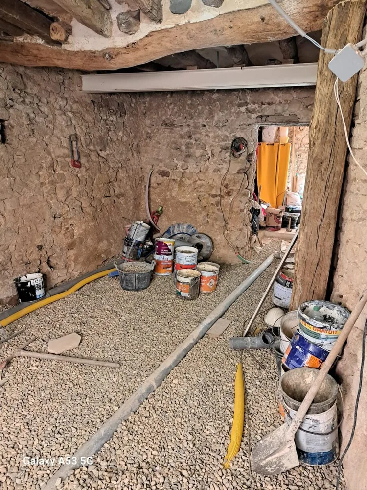 Pièce en travaux donnant vers la cour intérieure
