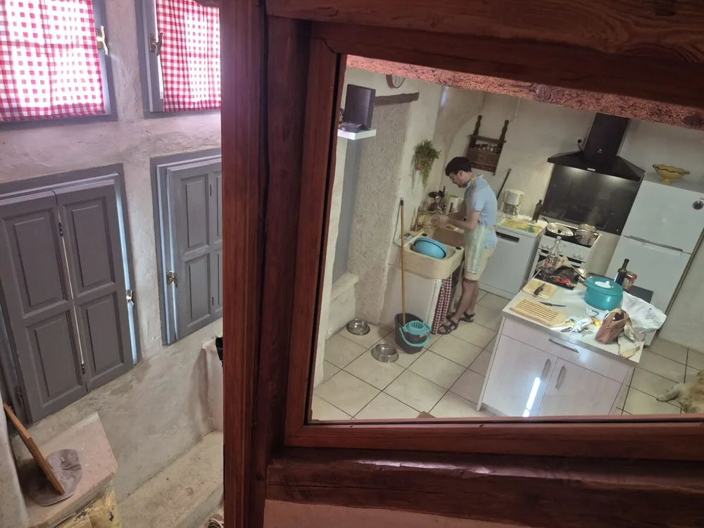 Vue plongeante sur la cuisine et son évier en pierre