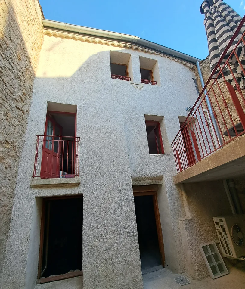 Inner façade onto the courtyard, with its red balconies across three floors