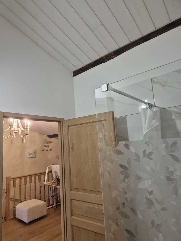 Douche avec paroi vitrée