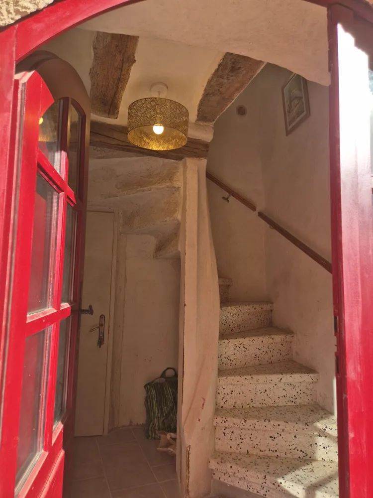 Entrée de la maison et escalier tournant en granito