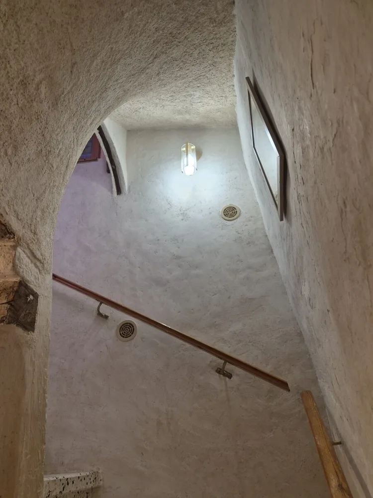 Escalier ancien éclairé par un puits de lumière