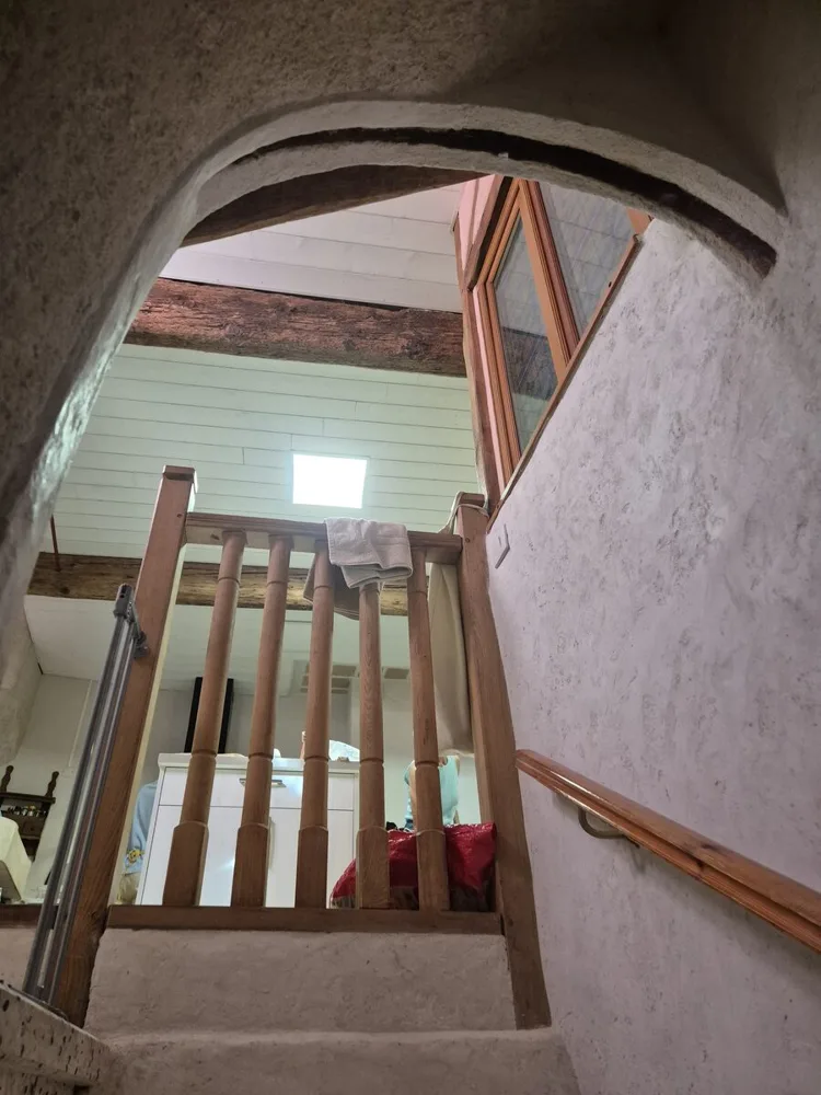 Palier haut et ouverture vers la pièce mansardée