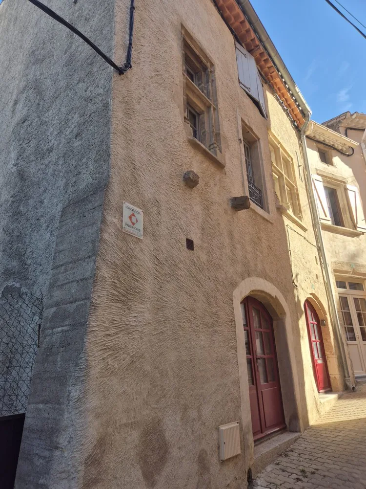 Détail de la façade et plaque de la Fondation du Patrimoine