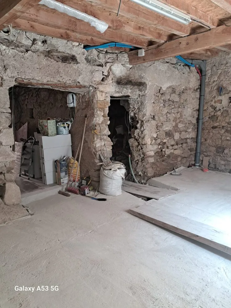 Rez-de-chaussée en chantier avec dalle récente et plancher repris