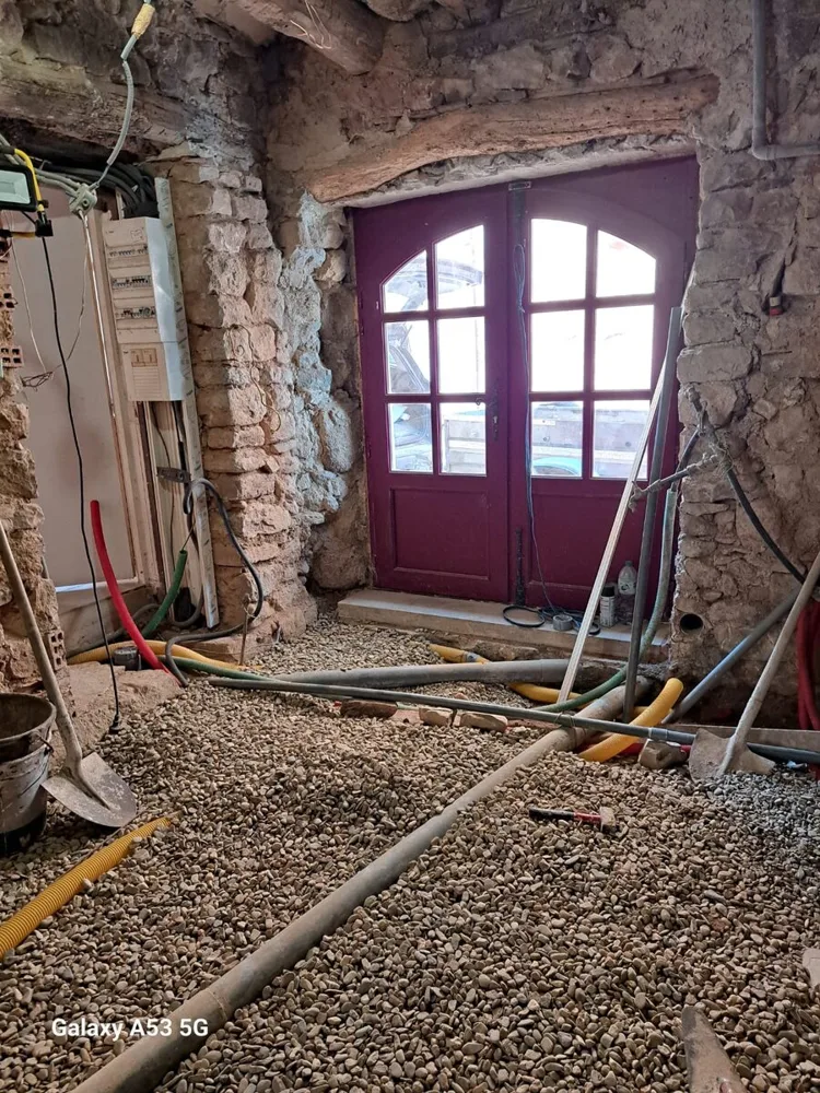 Hérisson de galets, réseaux et tableau électrique au rez-de-chaussée