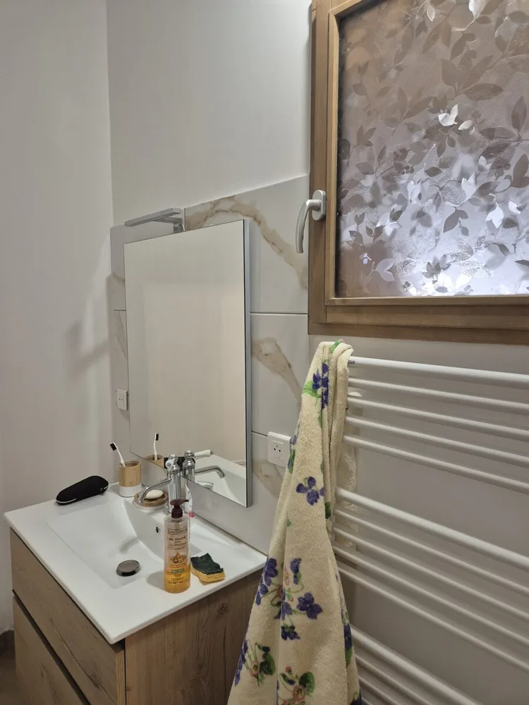 Meuble vasque et sèche-serviettes de la salle de bains