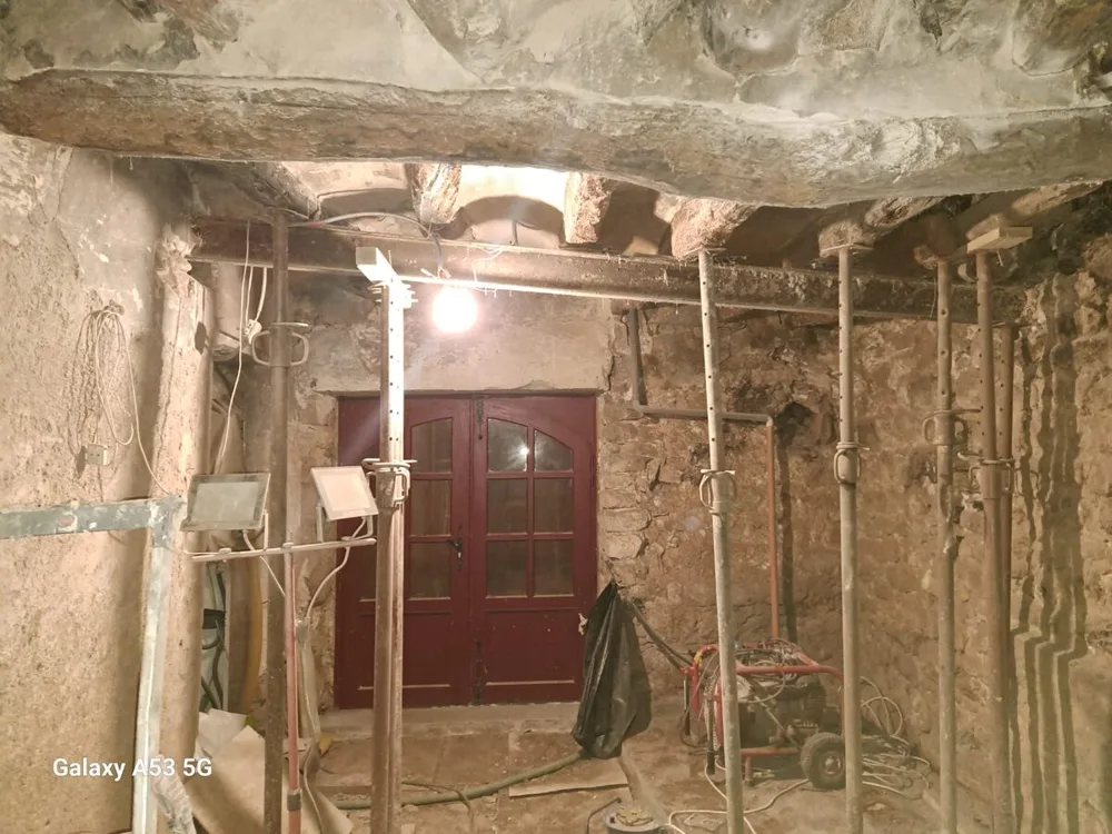Salle voûtée étayée et renforts en acier